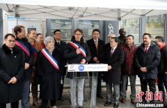 巴黎中心区举行活动庆祝中国蛇年春节